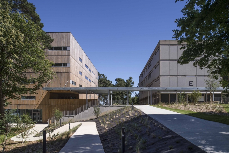 Construction d'un Internat de 160 lits et une chaufferie bois au Lycée Brocéliande à GUER (56) - Maîtrise d'ouvrage : Conseil régional de Bretagne et la SEMAEB de Lorient - Maîtrise d'oeuvre : David CRAS Architecte et Philippe SINQUIN Architecte associé  - Surface : 3 027  m² - Coût : 6,56 M€HT pour l'internat et 1,88 M€HT pour la chaufferie - Livraison : 2016 - (Réf Cabinet CdLP Economiste de la construction)